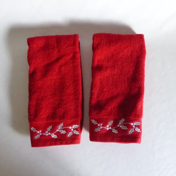 CHARMONT HOLLY BERRY EMBROIDERED HOLIDAY CHRISTMAS RED HAND TOWEL SET (NEW) - Picture 2 of 9